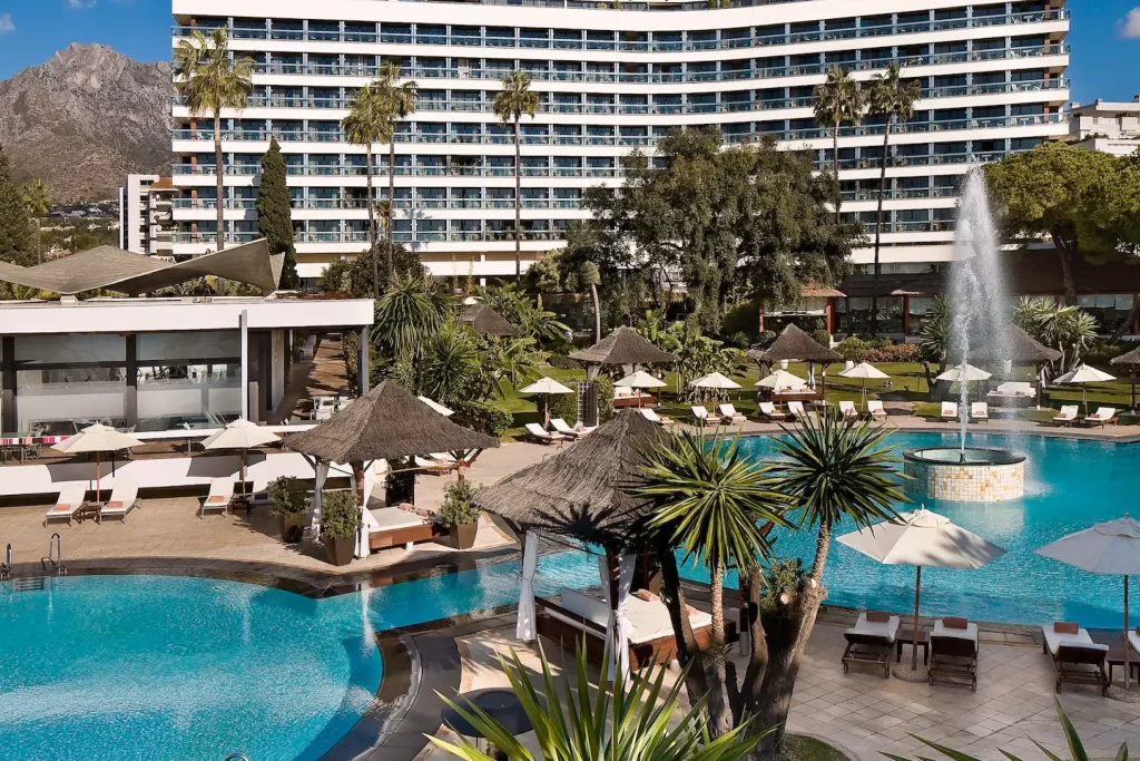 Imagen de la piscina y zonas de descanso del hotel Don Pepe Gran Meliá en Marbella